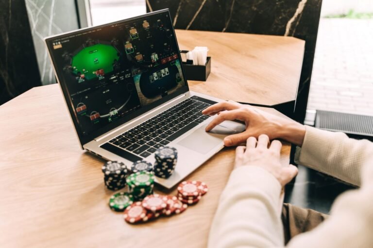 online-poker-in-laptop